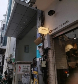 Biển vẫy mica xuyên đèn