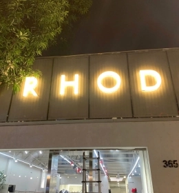 Chữ mica nổi chân mica xuyên đèn full chữ