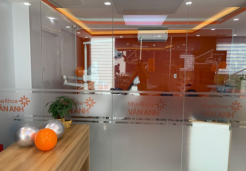 Biển cửa kính và decal dán kính