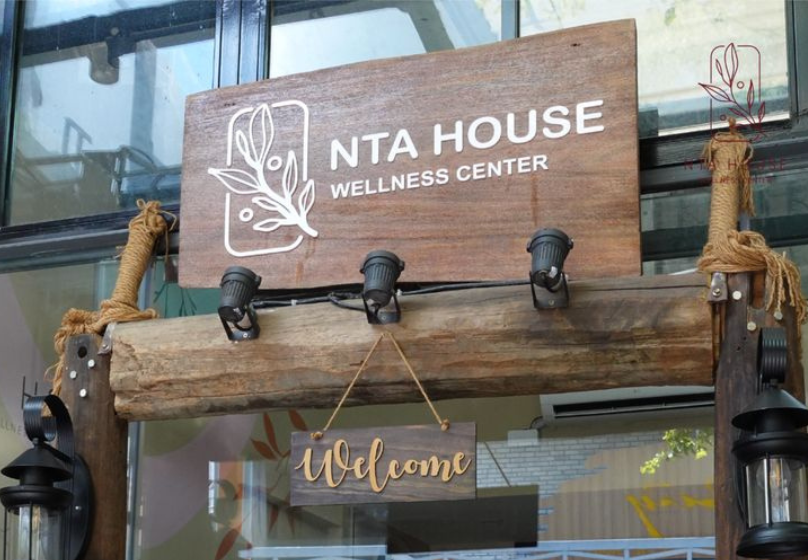 Biển gỗ khắc chữ thủ công